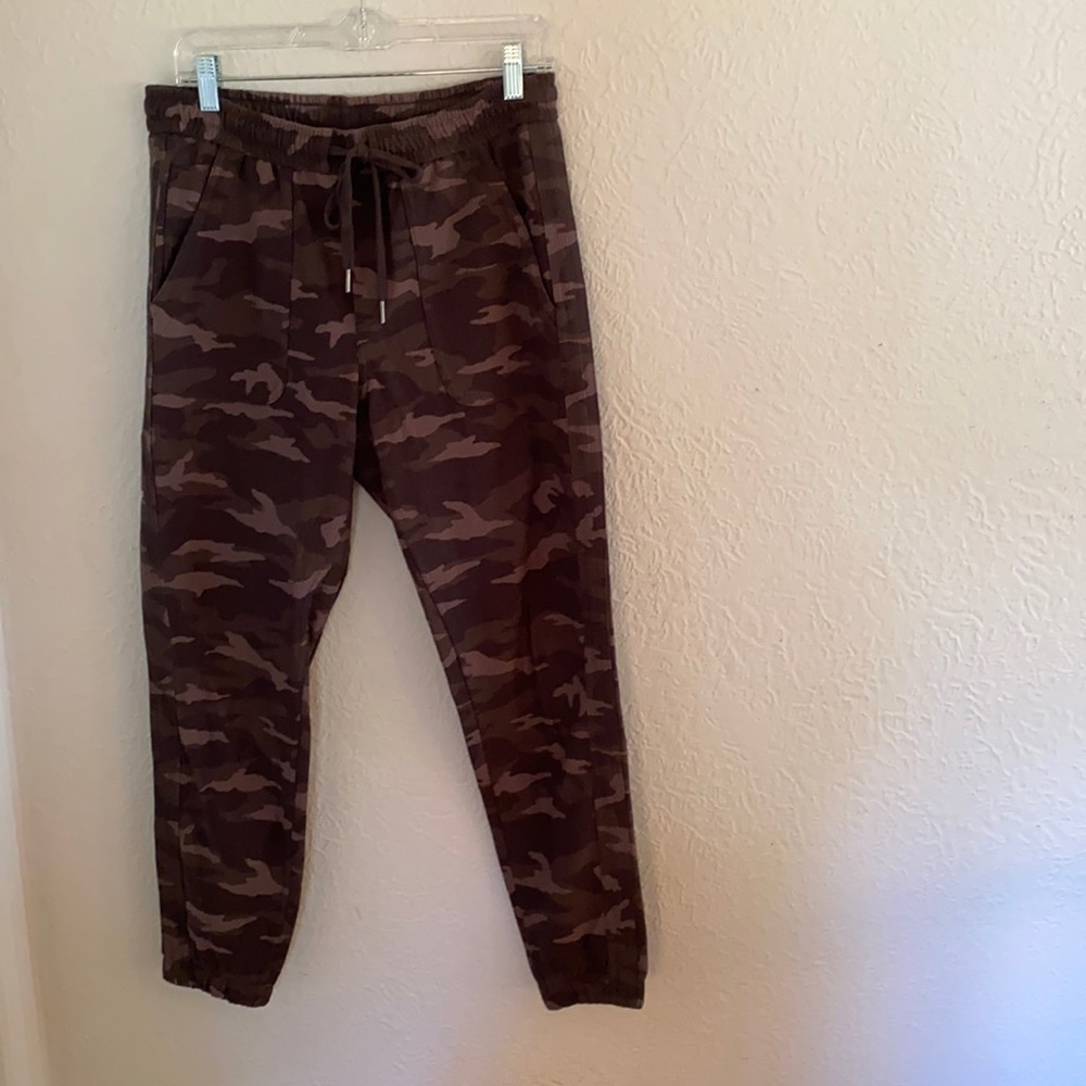 Athleta Farallon Camo Joggers size 6